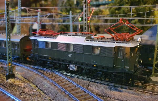 39445